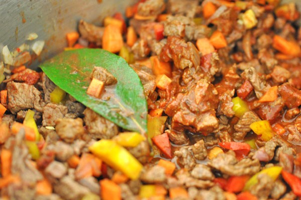 Rezept für eine feurige Gulaschsuppe - chili-shop24.de