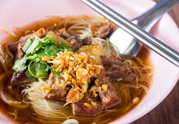 Chinesische_Nudelsuppe_mit_Schweinefleisch_1.jpg