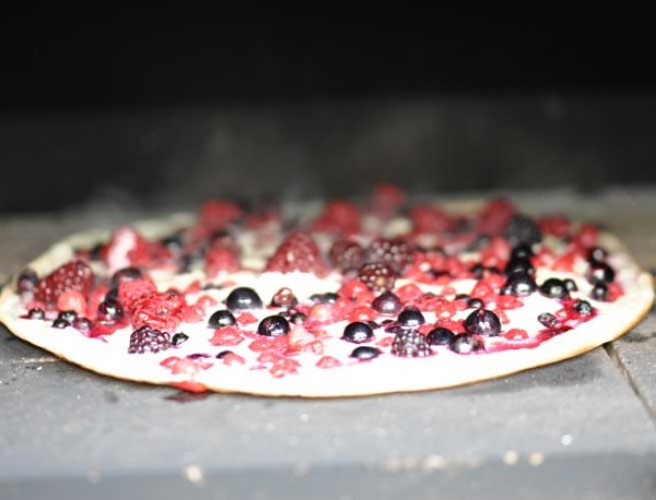 Süßer Flammkuchen mit Waldbeeren