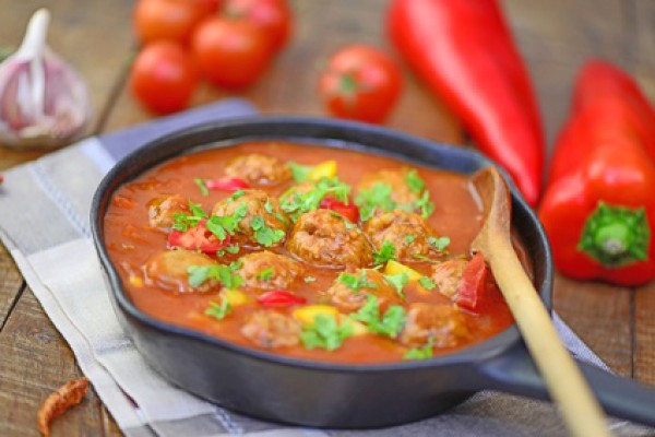 Köfte mit Paprika-Chili-Sauce