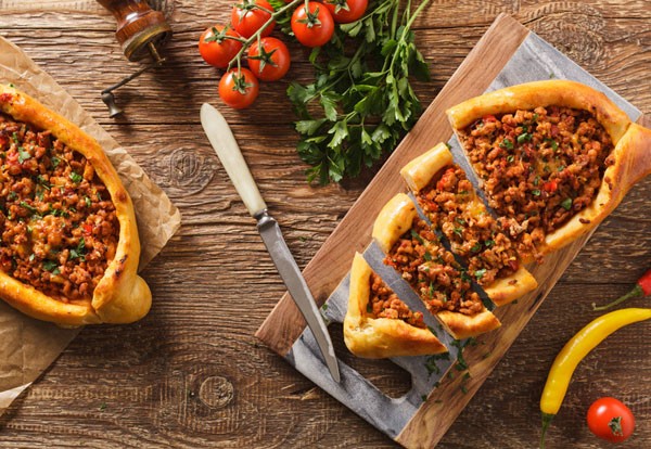 Türkische Pizza mit Lamm (Pide)