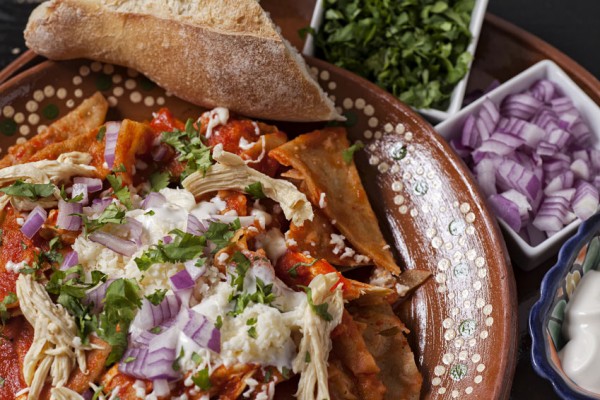 Chilaquiles mit Hähnchen und Mulato-Chili-Sauce